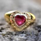 Anello cuore  oro giallo e rubino naturale 